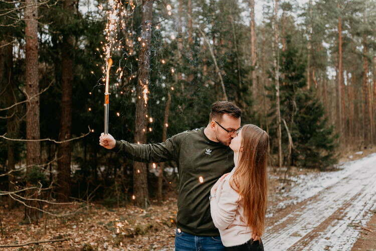 sesja narzeczeńska z racami